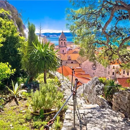 Poolside Paradise Apartament Srijane