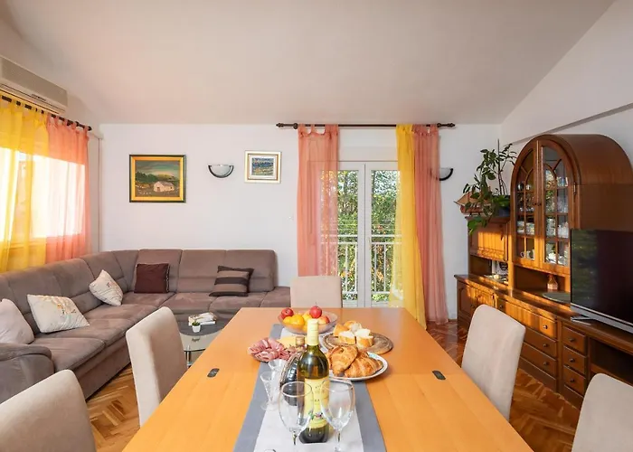 Poolside Paradise Apartament Srijane