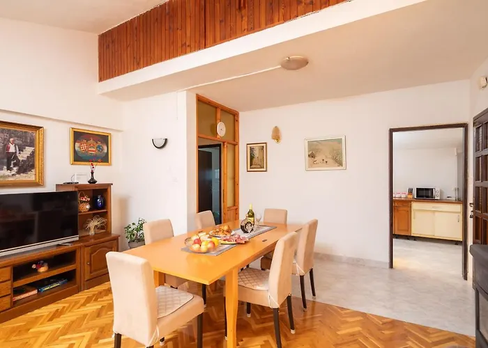 Poolside Paradise Apartament *