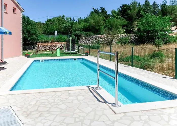 Poolside Paradise Apartament Srijane