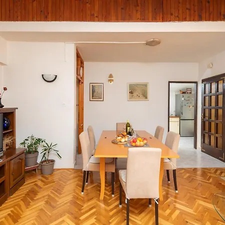 Apartment Poolside Paradise Srijane