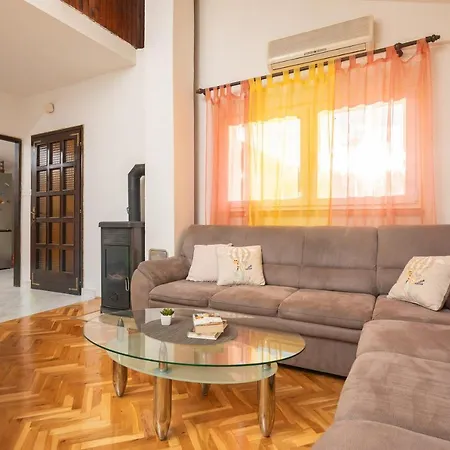 Apartment Poolside Paradise Srijane