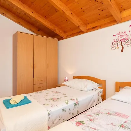 Poolside Paradise * Srijane