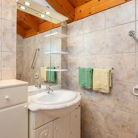 Apartment Poolside Paradise