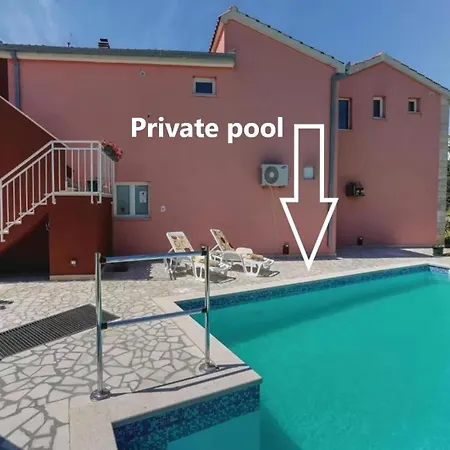 Apartment Poolside Paradise Srijane