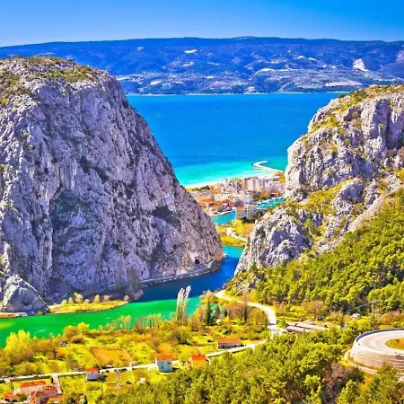 Poolside Paradise Apartment