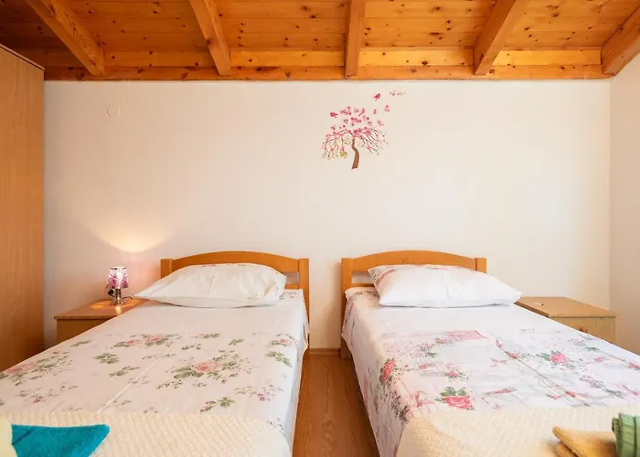 Poolside Paradise Daire Srijane