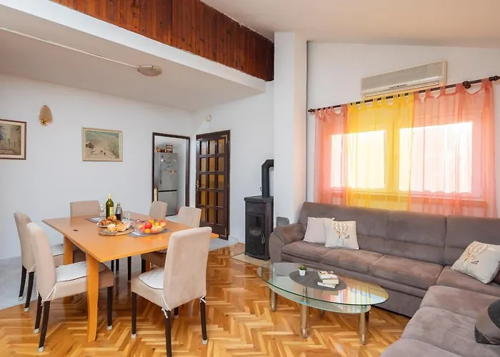Poolside Paradise Apartmán