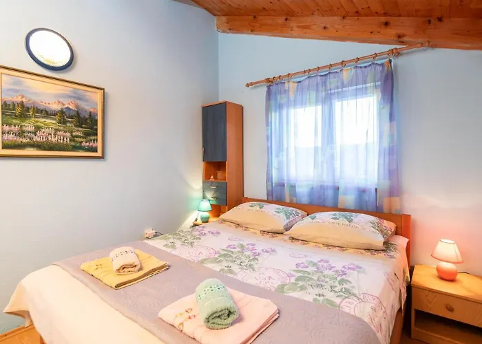 Poolside Paradise Daire Srijane