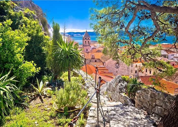 Poolside Paradise Daire Srijane