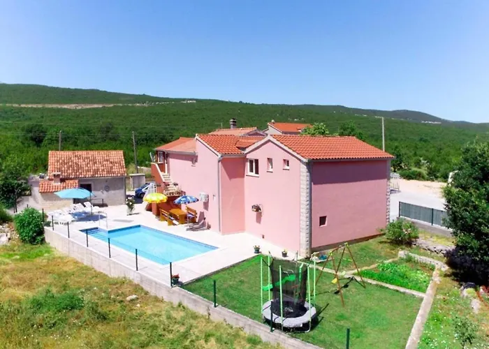 Poolside Paradise Daire